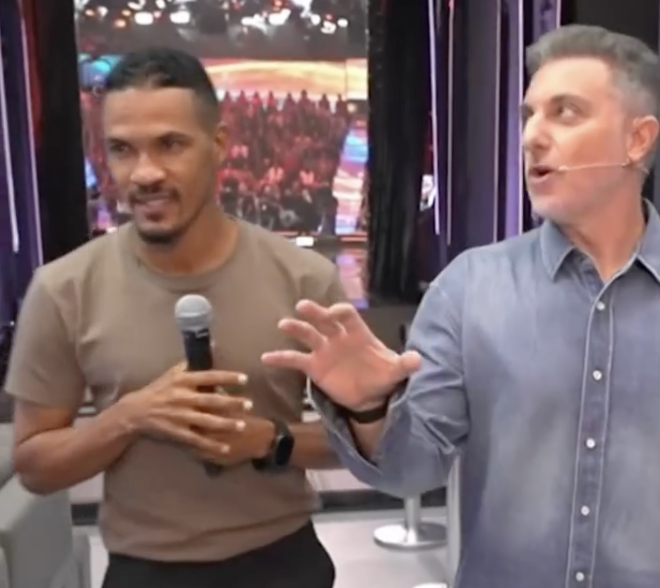 Projeto social de Feira de Santana emociona Luciano Huck e recebe doação de 600 chuteiras no Domingão